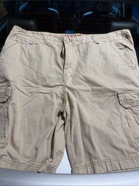 UNIONBAY Men's Tan Cargo Shorts - Light Khaki